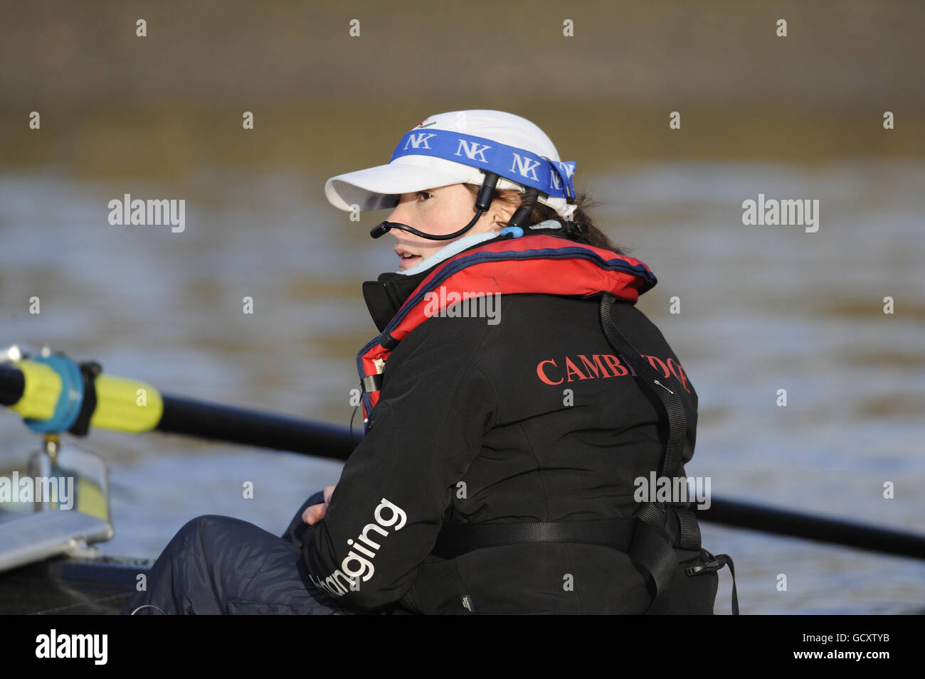 Rudern - 2011 Xchanging Boat Race - Oxford und Cambridge Trial Races - River Thames. Cox Liz Box in Cambridge Trial Boat 'Bake' während des Cambridge Trial für das Xchanging Boat Race 2011 auf der Themse, Putney. Stockfoto