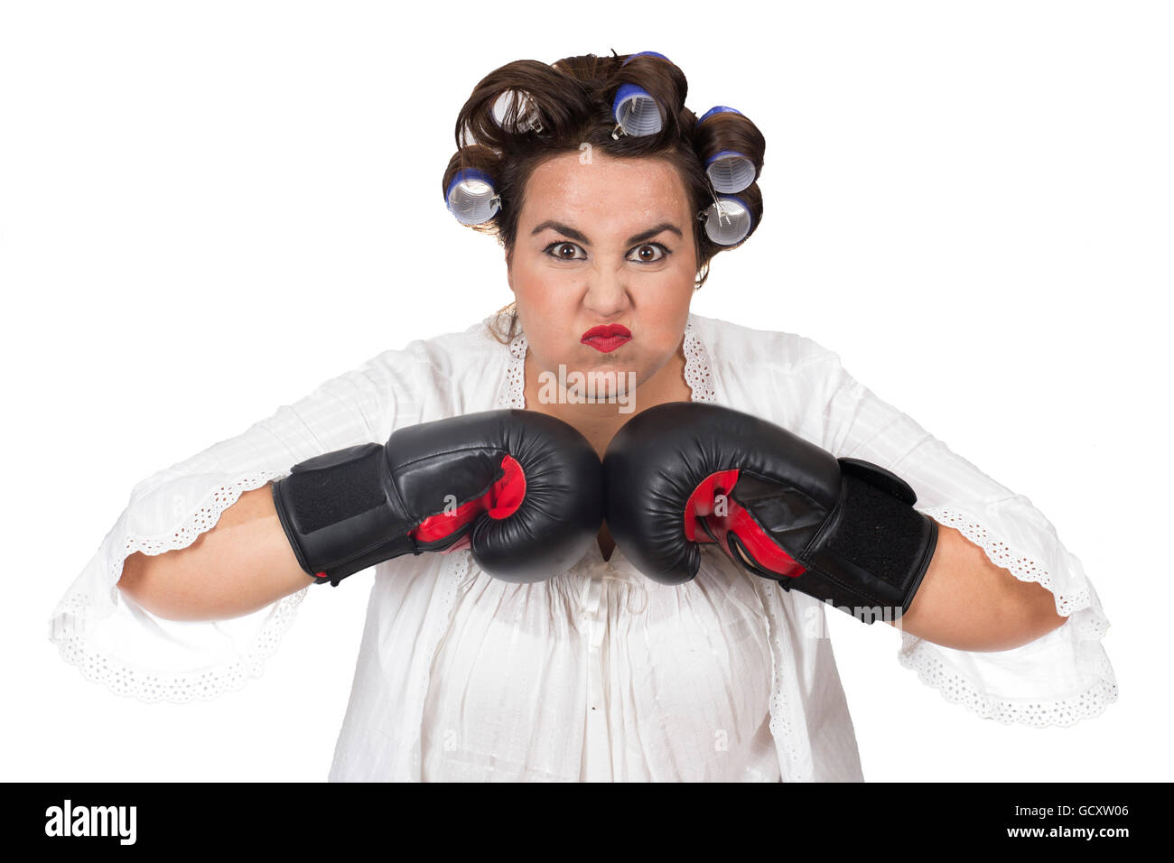 wütend übergewichtige Frau tragen Boxhandschuhe Stockfoto