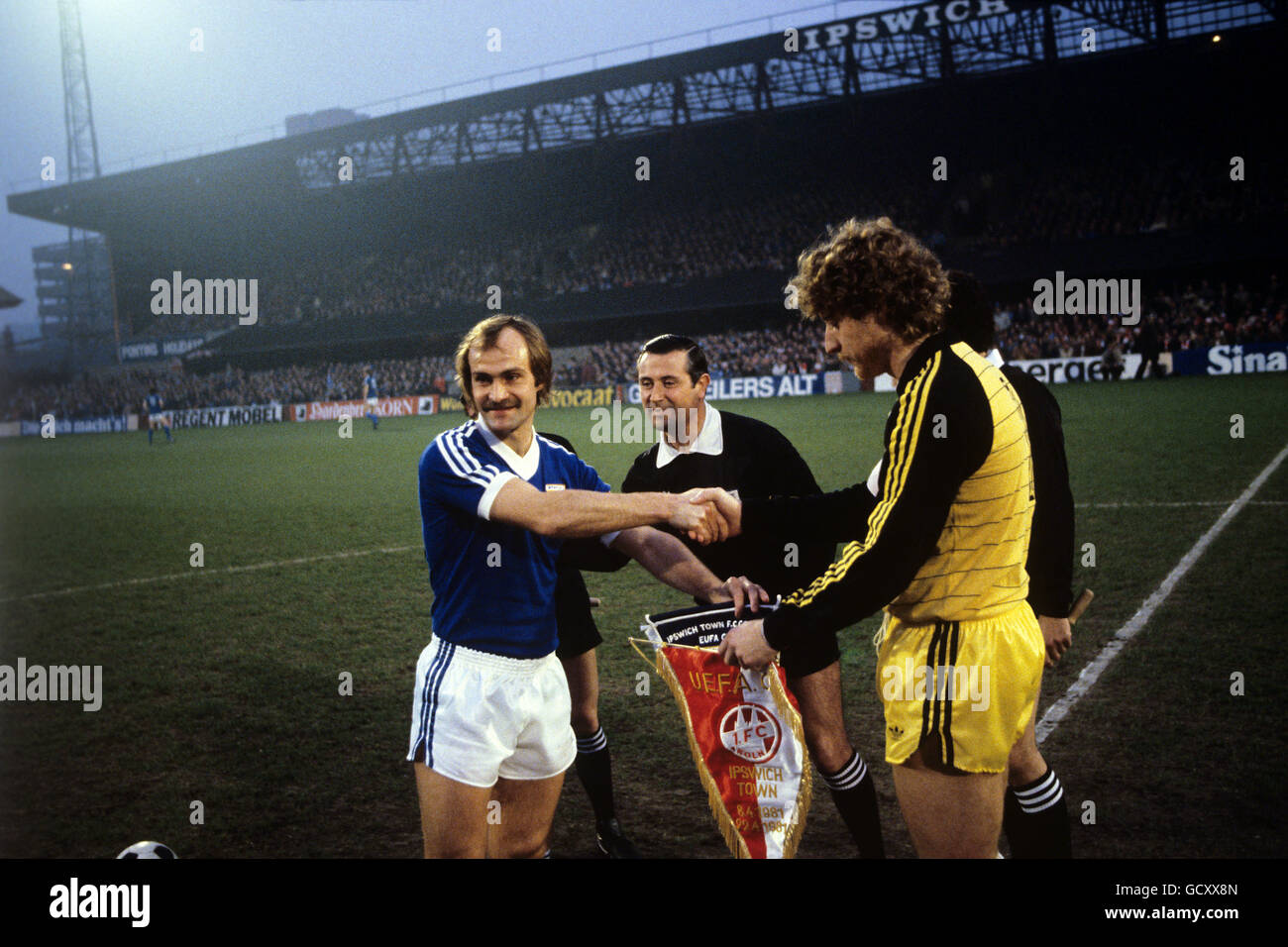 Kapitäne Mick Mills (l) der Stadt Ipswich und Harald Schumacher Von Köln Hände schütteln vor dem Start der Übereinstimmung Stockfoto