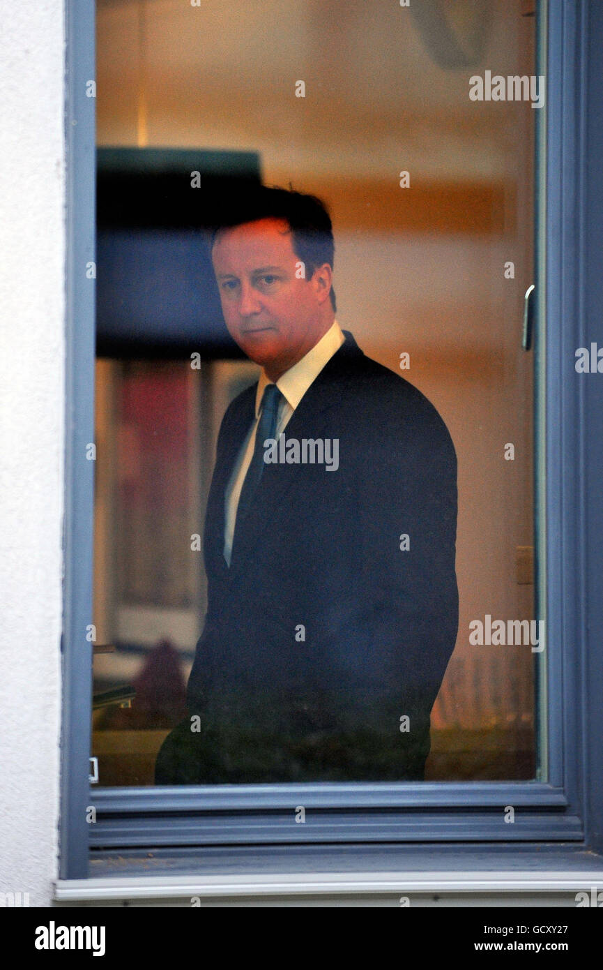 Premierminister David Cameron bei einem Besuch in einem energieeffizienten Haus auf einem grünen Grundstück auf dem Gelände des Energietechnologieunternehmens BRE in Watford. Stockfoto