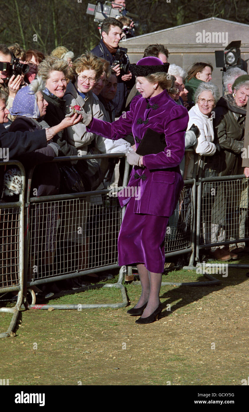 Prinzessin Alexandra kommt zur Hochzeit ihrer Tochter Marina Ogilvy mit Paul Mowatt in der St. Andrew's Parish Church, Ham. Stockfoto