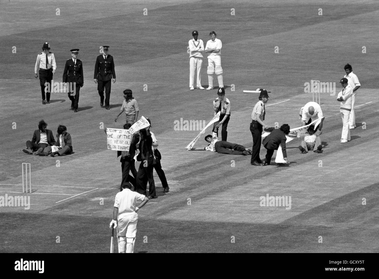 Polizei in Aktion am Oval, als etwa 20 junge Demonstranten während des WM-Spiels Sri Lankas gegen Australien auf den Platz stürmten. Banner protestierten, dass Sri Lankas Teamwahl rassisch voreingenommen sei. Stockfoto