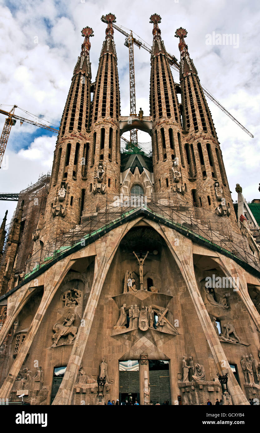 Basilika-Temple Expiatori De La Sagrada Família Expiatory Kirche der Heiligen Familie, gestaltet im Stil Neo-Katalanisch durch Stockfoto