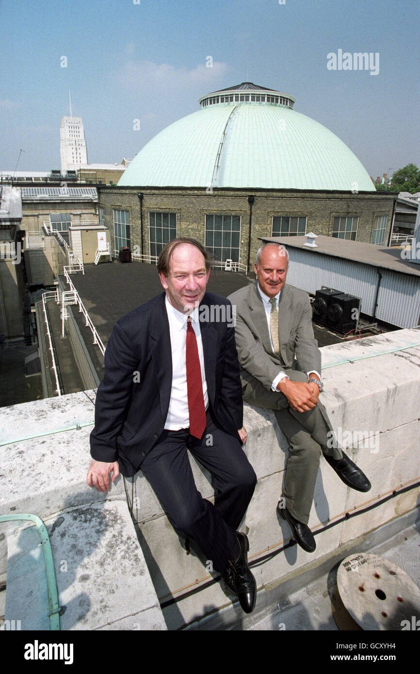 Architekt Sir Norman Foster, rechts, mit dem Direktor des British Museum, Dr. Robert Anderson, auf dem Dach seines Gebäudes in London, wo angekündigt wurde, dass Sir Norman 55 Millionen beaufsichtigen wird, um den Bibliotheksraum zu nutzen, wenn es nach St. Pancras umzieht. Stockfoto