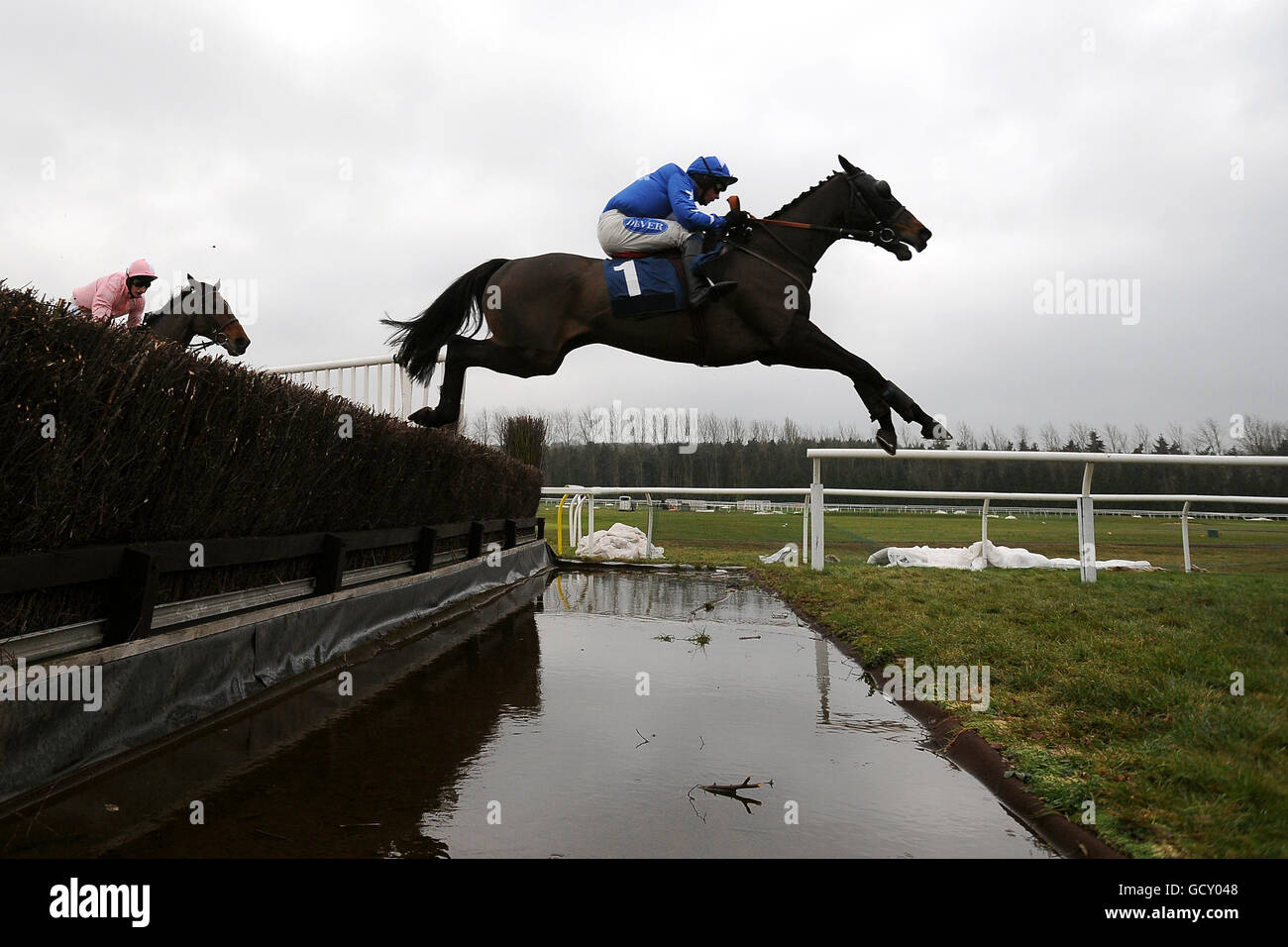 Pferderennen - Weihnachten Party Day - Newbury Racecourse. Jockey Liam Treadwell über Nozic während der Chase der Kühlkörperbehinderte Stockfoto