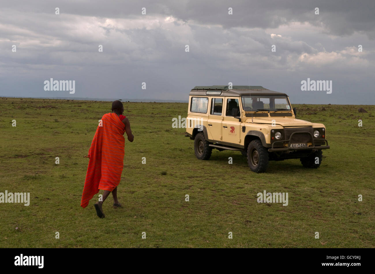 Maasai Mann, Jeep, Masai Mara, Kenia, Afrika Stockfoto