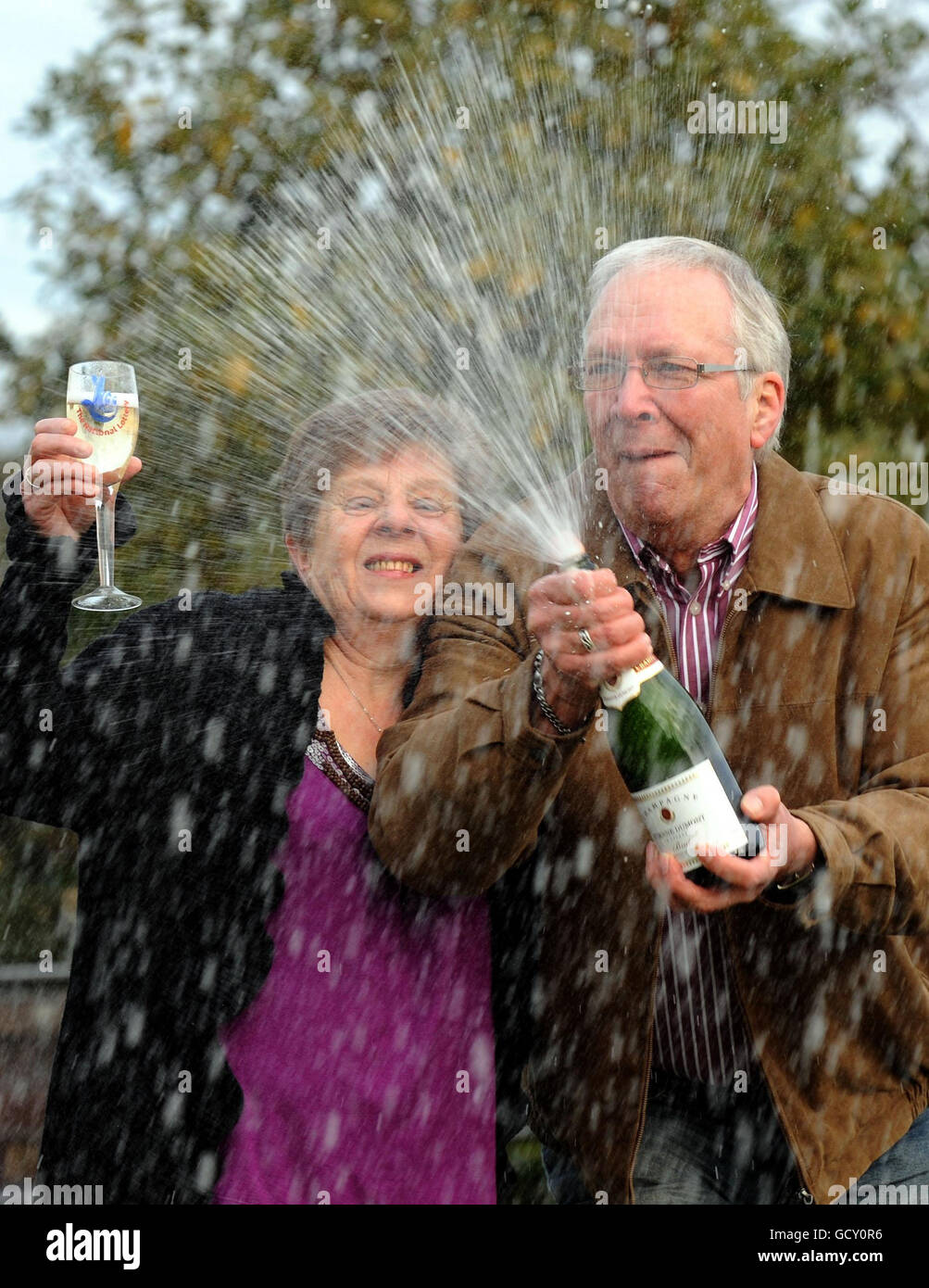 Derek und Sandra Streets feiern ihren 1 Million Pfund Lotto-Sieg im Crown Spa Hotel, The Esplanade, South Cliff, Scarborough, als sie die 19. Gewinner werden, die vom Weihnachtsabend EuroMillions Millionaire Gewinnspiel kommen. Stockfoto