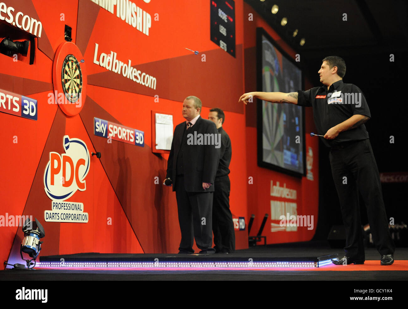 Gary Anderson im Einsatz gegen Adrian Lewis während des World Darts Championship Finales Ladbrokes.com im Alexandra Palace, London. Stockfoto