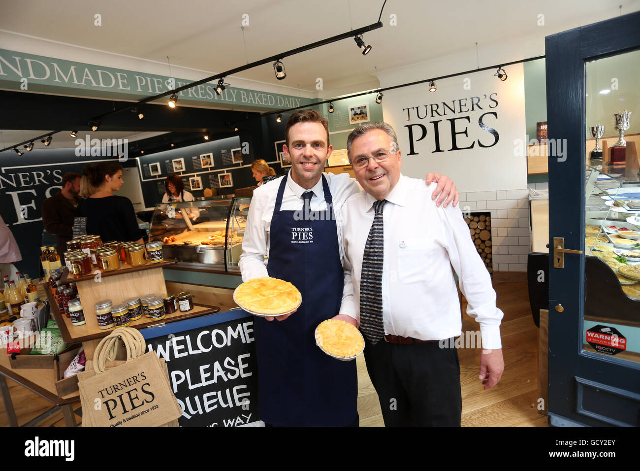 Die feierliche Eröffnung des neuen preisgekrönten Turners Torten Pie Shop in Chichester, West Sussex, UK. Stockfoto