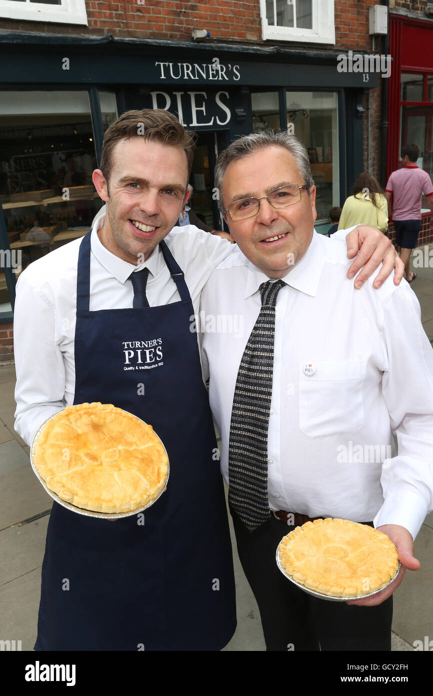 Die feierliche Eröffnung des neuen preisgekrönten Turners Torten Pie Shop in Chichester, West Sussex, UK. Stockfoto