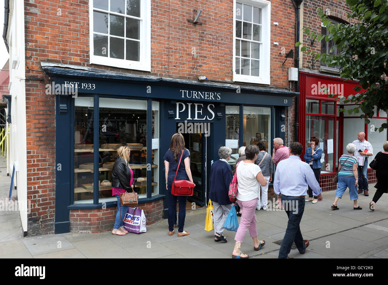 Die feierliche Eröffnung des neuen preisgekrönten Turners Torten Pie Shop in Chichester, West Sussex, UK. Stockfoto