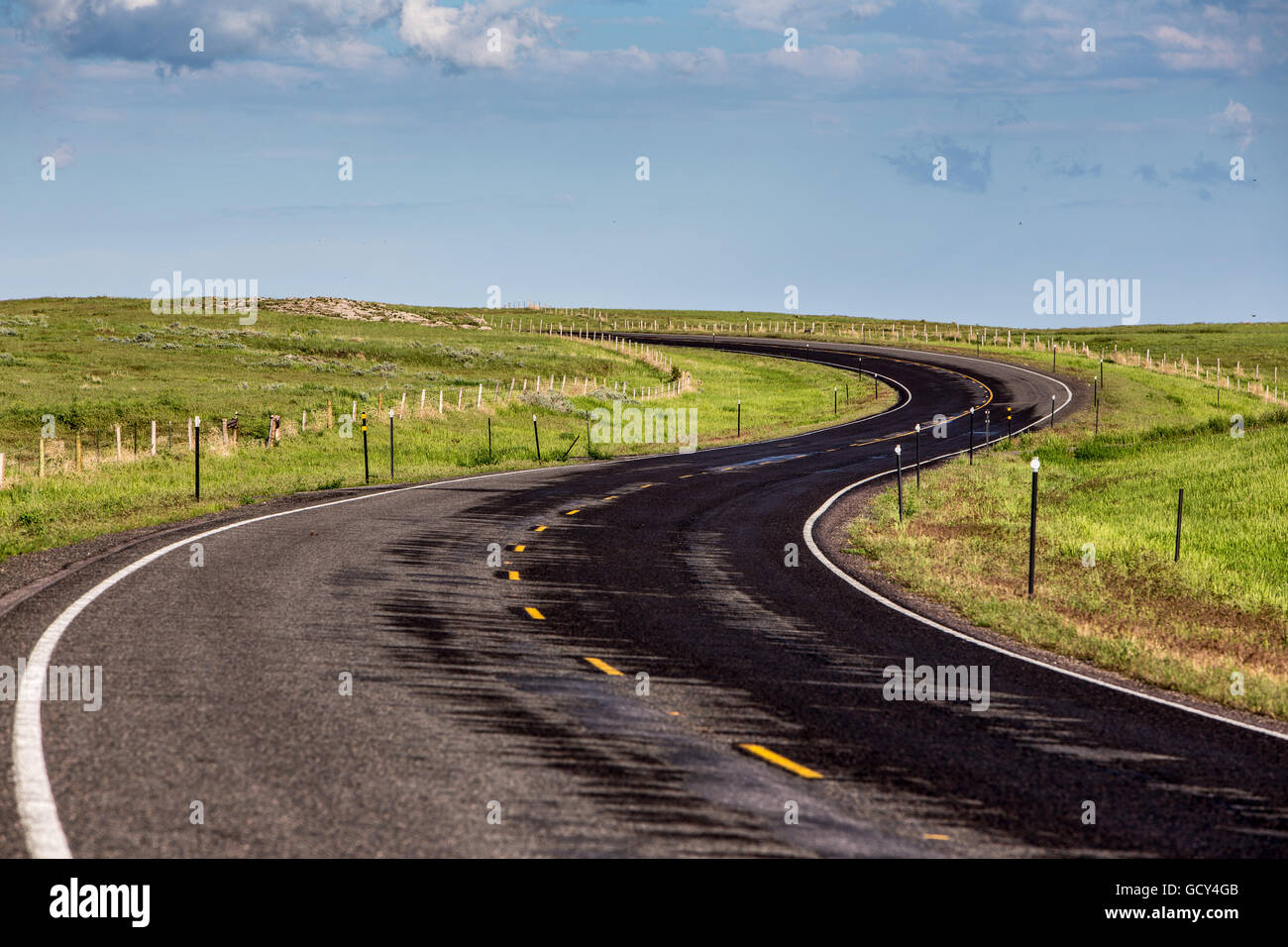 Eine kurvenreiche Straße im westlichen Nebraska, USA. Stockfoto