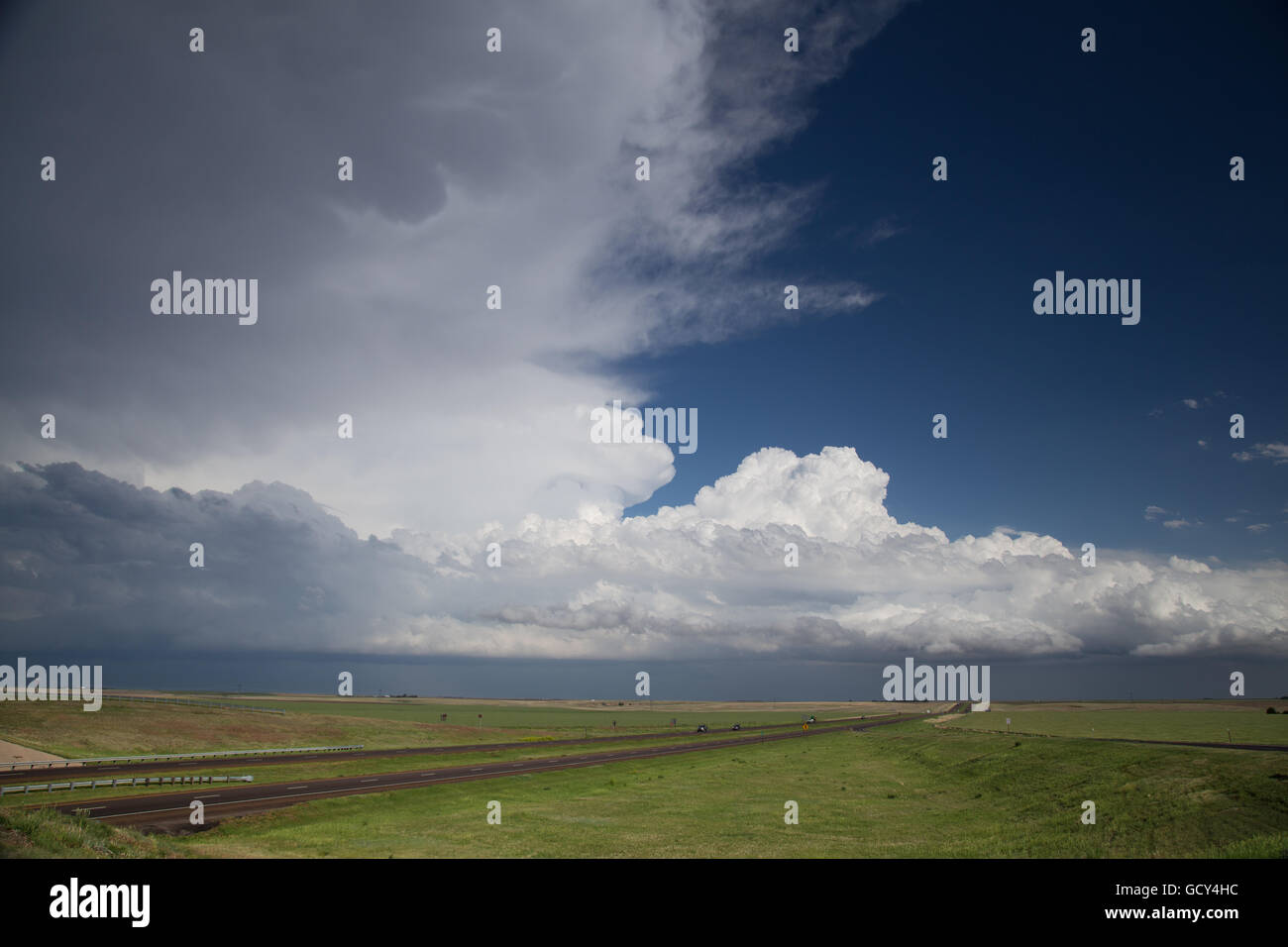Ein Gewitter über Interstate 70 in der Nähe von Colby, Kansas, 1. Juni 2014. Stockfoto