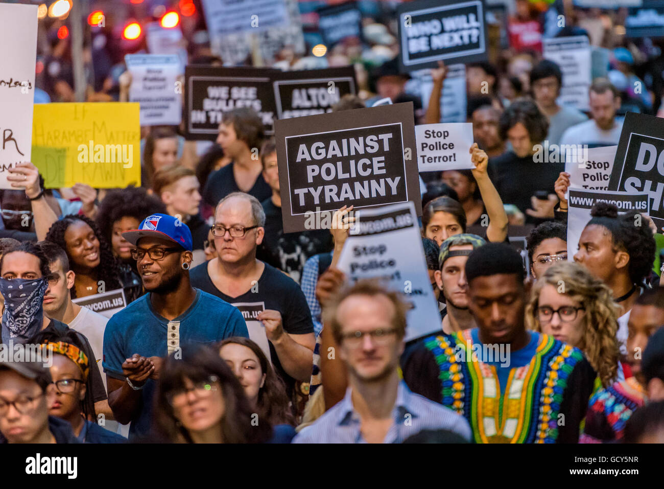 New York, Vereinigte Staaten von Amerika. 9. Juli 2016. Für den dritten Tag in Folge der Black lebt Angelegenheit nahm Bewegung die Straßen von New York nach Polizeigewalt im Anschluss an die Freilassung von Überwachungskamera video erfassen den Tod von Delrawn kleinen protest widersprechen die NYPD-Geschichte in den Medien zu verbreiten. Eine unbestätigte Menge an Verhaftungen gemeldet wurden. © Erik McGregor/Pacific Press/Alamy Live-Nachrichten Stockfoto