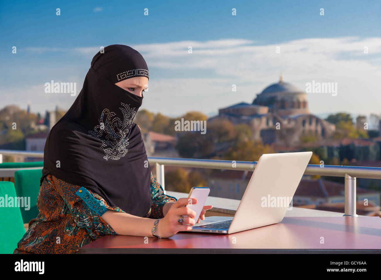 Traditionell gekleideten Muslima arbeiten am computer Stockfoto