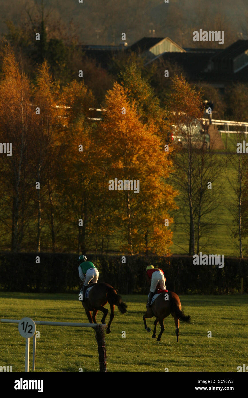 Eine allgemeine Ansicht als Irische Garde von Anthony Freeman geritten Und hier ist der Schlüssel, der von Peter Carberry (rechts) gemacht wird Ihr Weg zum Beginn der Burg bedingte Jockeys' Handicap Chase Stockfoto