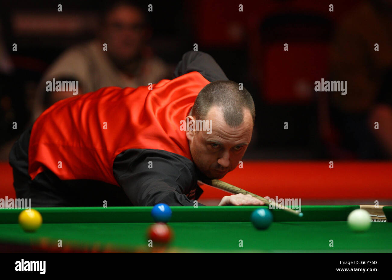 Mark Williams von Wales am Tisch während seines Spiels in der Runde 2 gegen den schottischen Stephen Hendry während der UK Championships 12Bet.Com im Telford International Center, Telford. Stockfoto