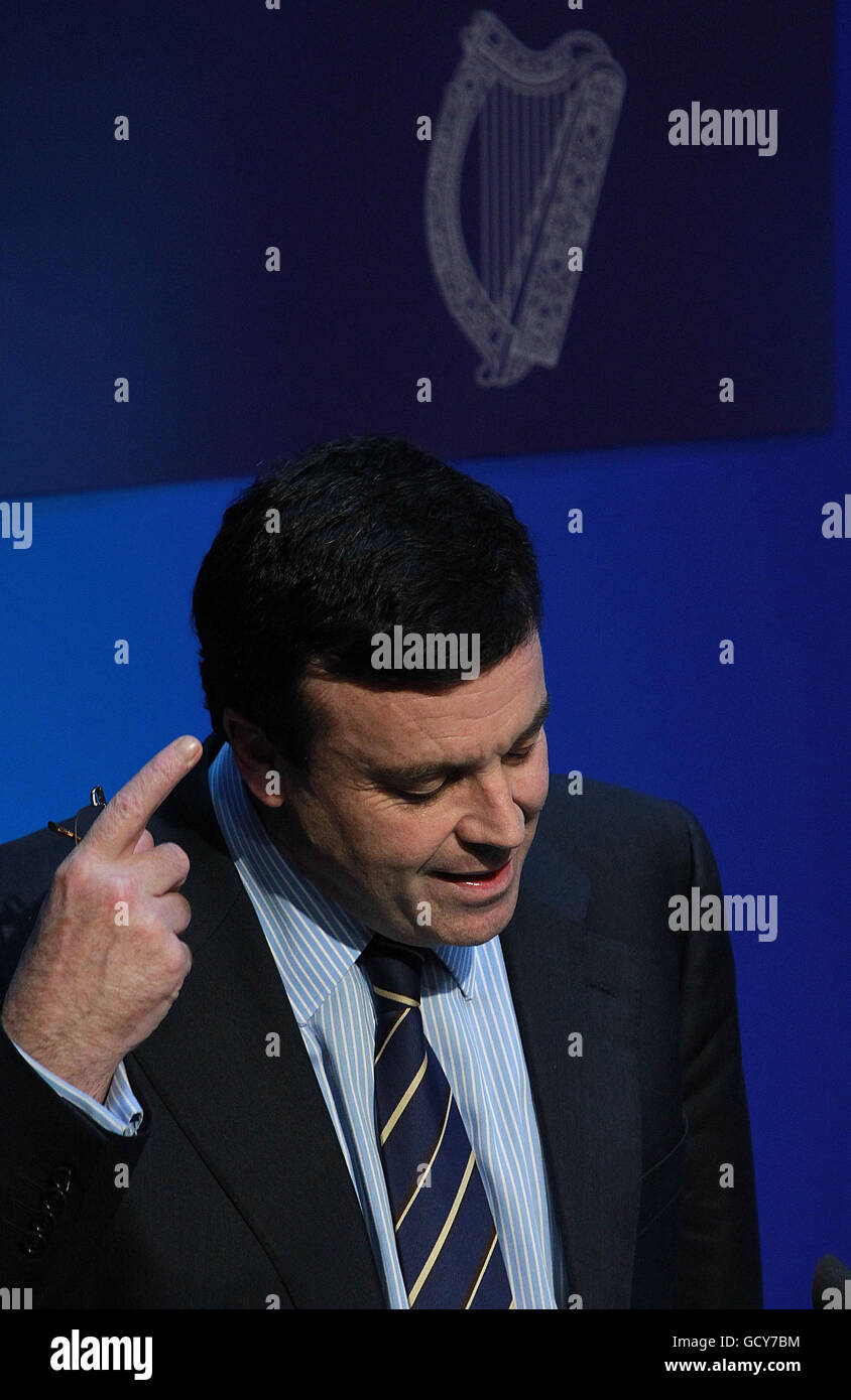 Irlands Finanzminister Brian Lenihan in Regierungsgebäuden für ein Pressegespräch heute Abend nach dem schwersten Budget in der Geschichte des Staates. Stockfoto