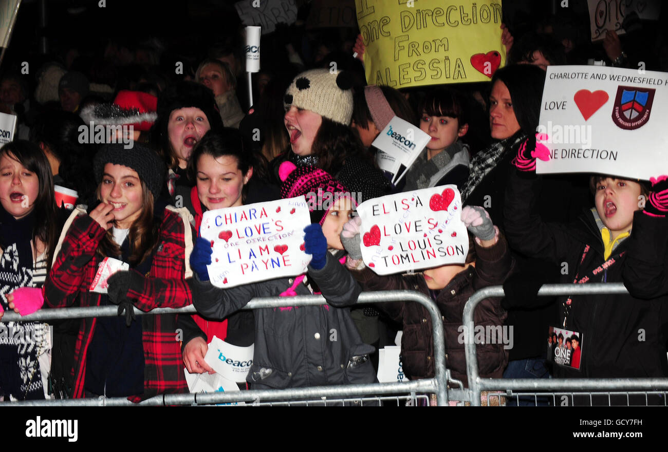 Fans trotzen der Kälte, während sie auf X Factor Finalisten One Direction warten, die am Queen Square in Wolverhampton auftreten. Stockfoto