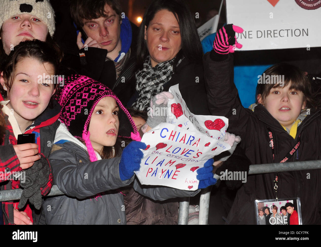 X-Factor 2010 - Hometown Gigs. Fans trotzen der Kälte, als sie auf die X-Factor-Finalisten One Direction am Queen Square in Wolverhampton warten. Stockfoto