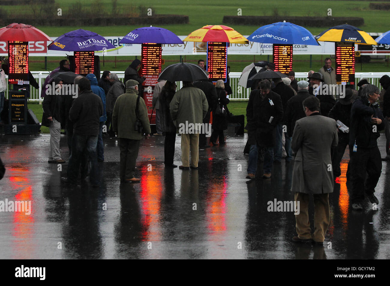 Racegoers trotzen dem nassen Wetter, um Wetten auf die zu platzieren Buchmacher bei Hereford Racecourse Stockfoto