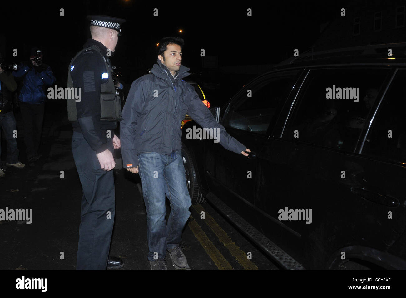 Shrien Dewani eskortierte zu seiner Autotür, nachdem er die Southmead Polizeistation in Bristol verlassen hatte, nachdem er die Bedingungen seiner Kaution erfüllt hatte. Stockfoto