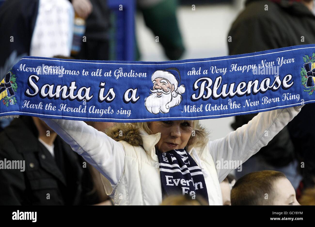 Fußball - Barclays Premier League - Everton gegen Wigan Athletic - Goodison Park. Ein Everton-Fan in den Tribünen vor dem Kick-off Stockfoto
