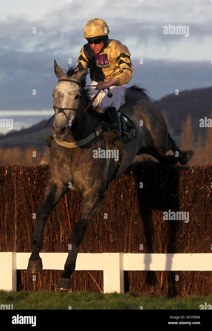 Pferderennen - Cheltenham Rennbahn. Jockey Brian Hughes über die Präsentation von Forever Sprüngen während der Majordomo Hospitality Handicap Chase Stockfoto