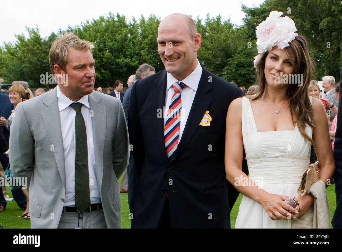 L-R: Shane Warne, Lawrence Dallaglio und Model und Schauspielerin Liz Hurley in der Parade Ring während des Tages der glorreichen Goodwood auf Goodwood Racecourse, Chichester. Stockfoto