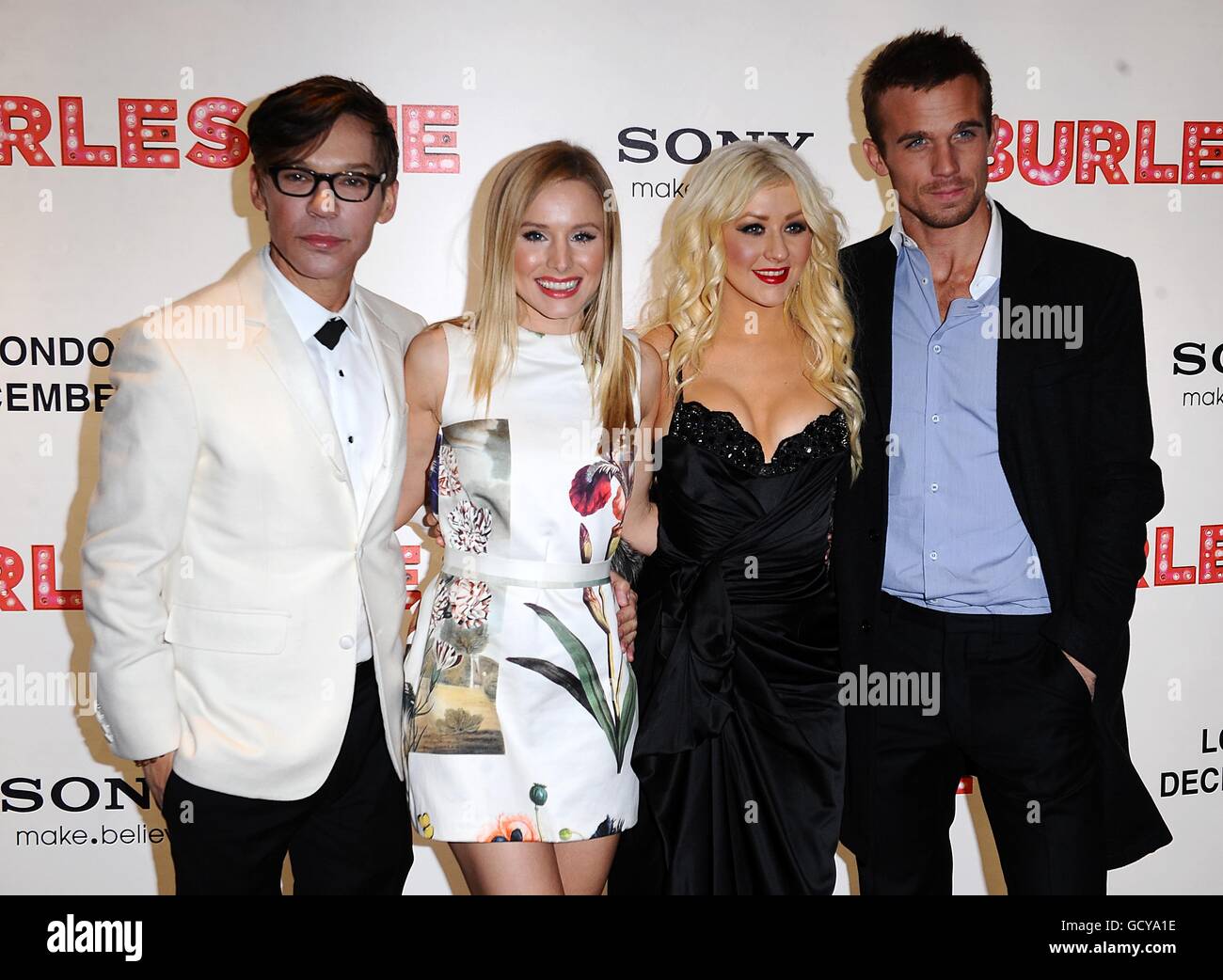 (Von links nach rechts) Regisseur Steve Antin, Kristen Bell, Christina Aguilera und Cam Gigandet kommen zur Premiere von Burlesque am Empire Leicester Square in London. Stockfoto