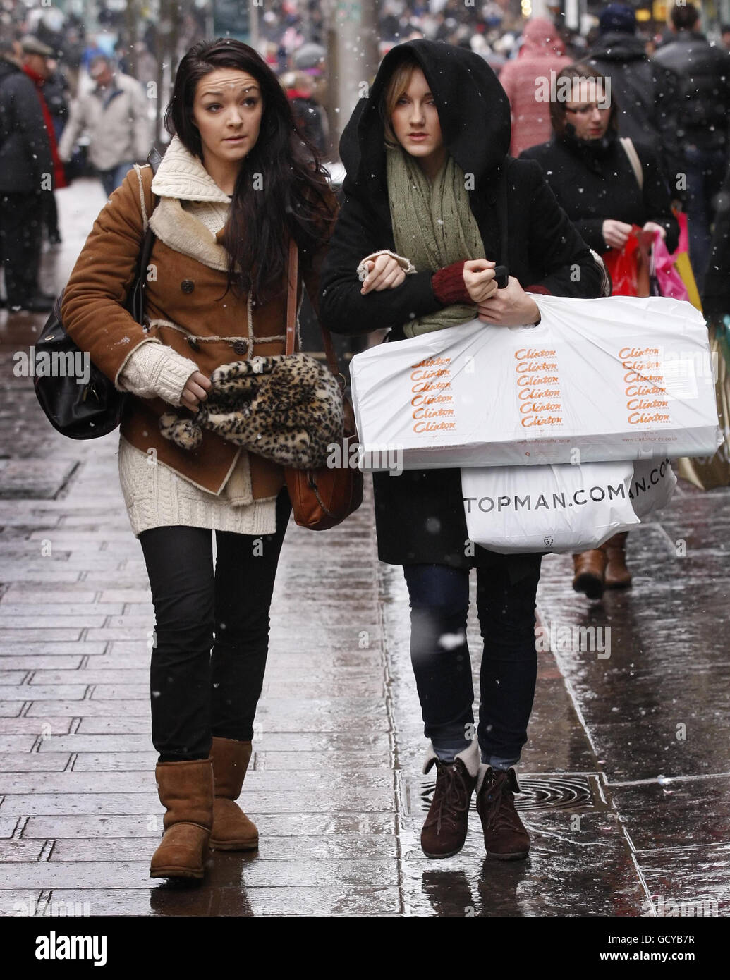 Shopper auf der Buchanan Street in Glasgow am letzten Wochenende vor Weihnachten. Stockfoto