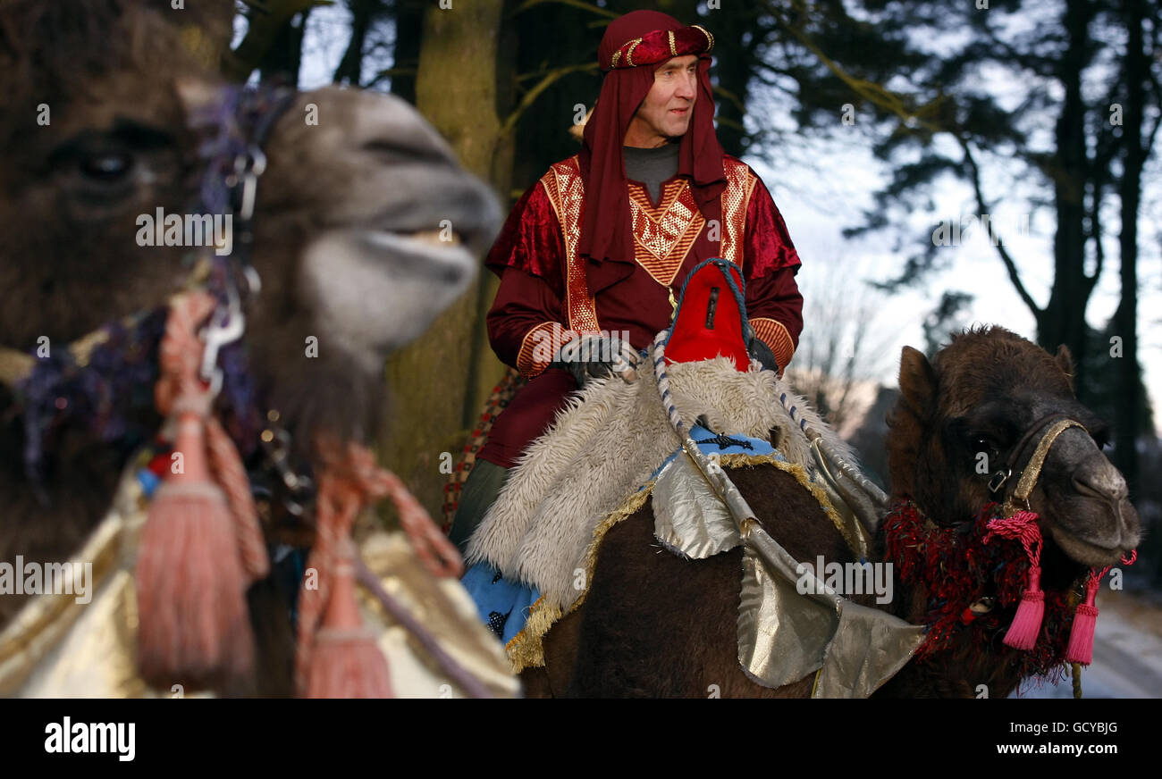 Weihnachtsfeier. Eine Krippenparade führt eine Straße in der Nähe des Dorfes Carstairs in Schottland hinauf. Stockfoto