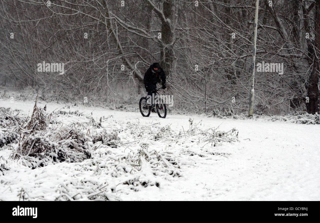 Schnee trifft Chelmsford, Essex, während die Leute dort Weg nach Hause im Schnee in Springfield machen. DRÜCKEN Sie VERBANDSFOTO. Bilddatum: Samstag, 18. Dezember 2010. Siehe PA Geschichte WETTER Schnee. Bildnachweis sollte lauten: Sean Dempsey/PA Wire Stockfoto