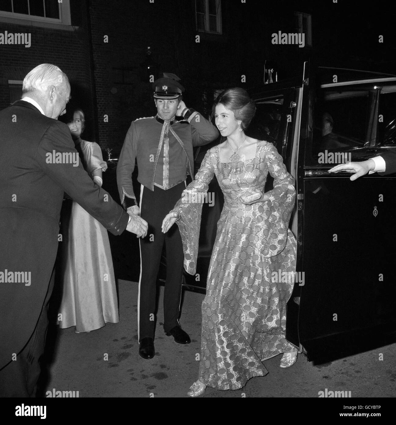 Kapitän Mark Phillips, der Prinzessin Anne heiraten soll, begleitete sie zu einem Abendessen, das vom ehrenwerten Korps des Herrn am Arm veranstaltet wurde, im St. James's Palace. Stockfoto