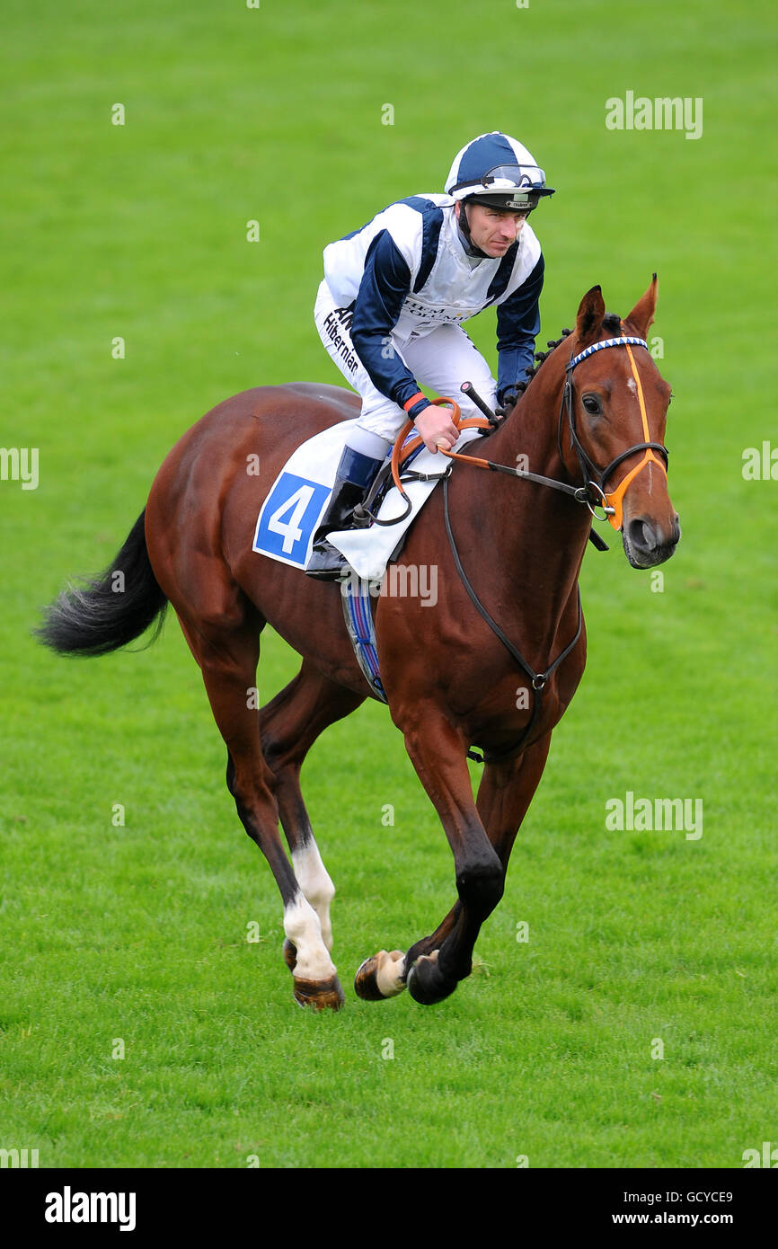 Jockey Seb Sanders auf Fire Fighter geht auf Post für die E.B.F. Referenzpunkt Maiden Stakes Stockfoto