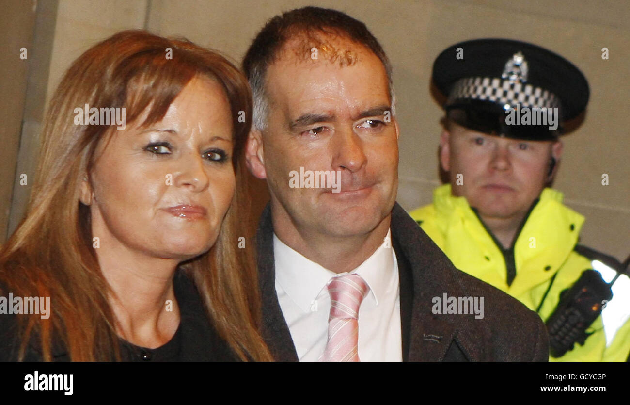 Tommy Sheridan und Gail Sheridan verlassen das High Court in Glasgow, nachdem Herr Sheridan während seiner erfolgreichen Verleumdungsaktion gegen die Zeitung News of the World 2006 für schuldig befunden wurde, unter Eid gelogen zu haben. Stockfoto