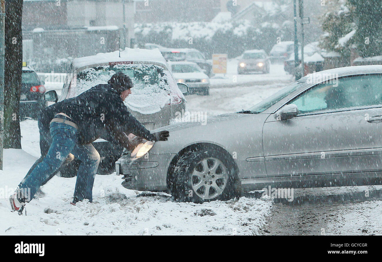 Gestrandete Autos im Stadtzentrum von Dublin, da weitere schwere Schneefälle verheerende Schäden für die Autofahrer der Stadt verursachen. Stockfoto