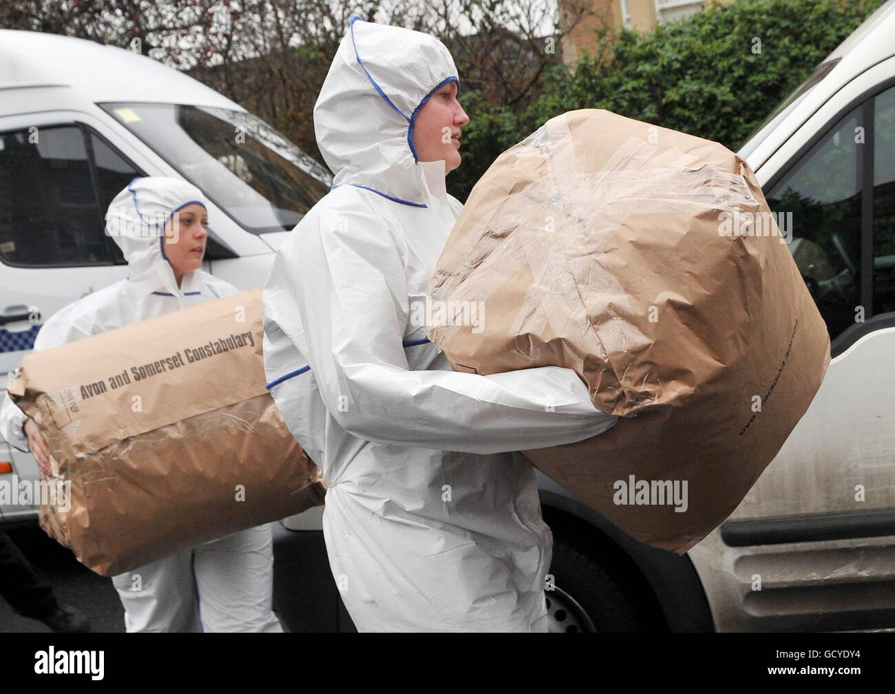 Forensische Offiziere entfernen Beweise aus der Wohnung von Joanna Yeates in Clifton, Bristol. Vermieter Chris Jefferies, 65, wurde heute wegen des Verdachts ihres Mordes verhaftet. Stockfoto