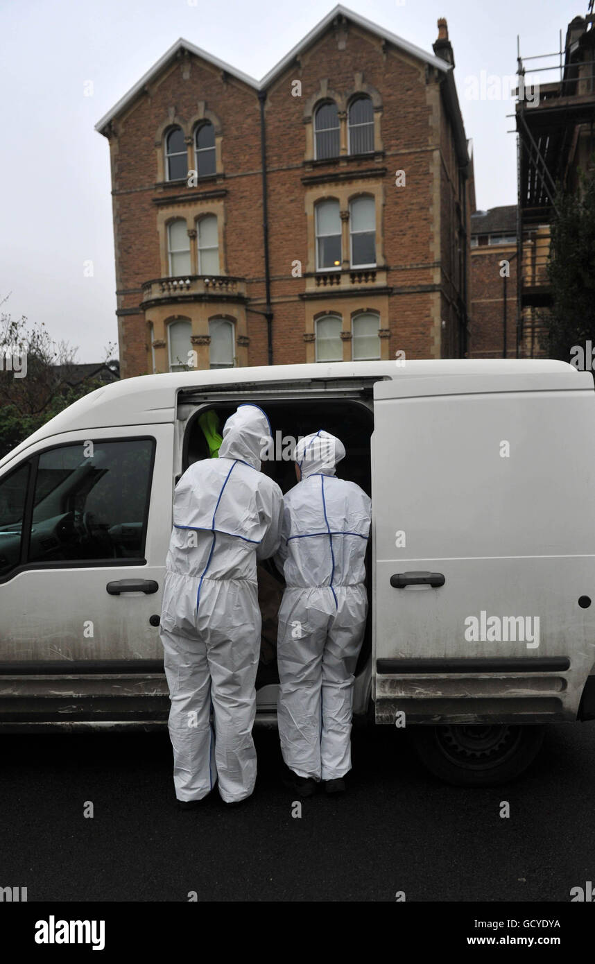 Forensische Offiziere entfernen Beweise aus der Wohnung von Joanna Yeates in Clifton, Bristol. Vermieter Chris Jefferies, 65, wurde heute wegen des Verdachts ihres Mordes verhaftet. Stockfoto