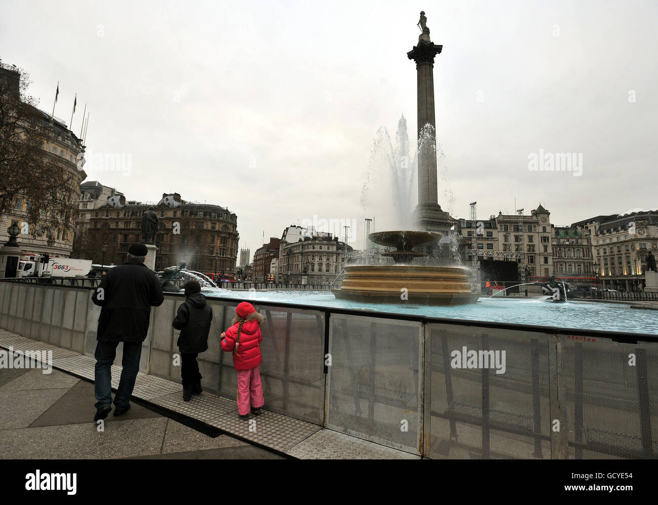 Einer der Wasserbrunnen am Trafalgar Square ist von Stahlzäunen umgeben, um ihn vor der breiten Öffentlichkeit zu schützen, die heute Abend das neue Jahr im Londoner Wahrzeichen im Zentrum Londons sehen wird. Stockfoto
