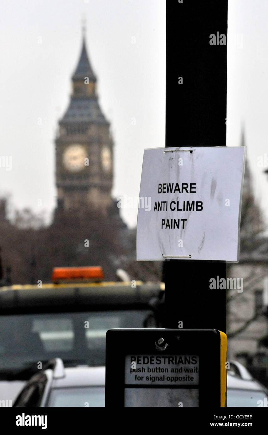 Ein Laternenpfosten in Whitehall, London, ist mit Anti-Climb-Farbe bemalt, um die allgemeine Öffentlichkeit daran zu hindern, wie Tausende erwartet werden, um das neue Jahr im Trafalgar Square und Westminster Viertel im Zentrum von London zu sehen. Stockfoto