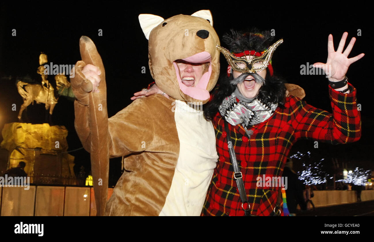 Links nach rechts Sue Lienert und Vicky Kirkwood genießen die Hogmany Silvester feiern in Edinburgh, Schottland. Freitag Bild Datum: December31, 2010.  Siehe PA Story: Soziale Neujahr Bildnachweis sollte lauten: Danny Lawson /PA Draht Stockfoto