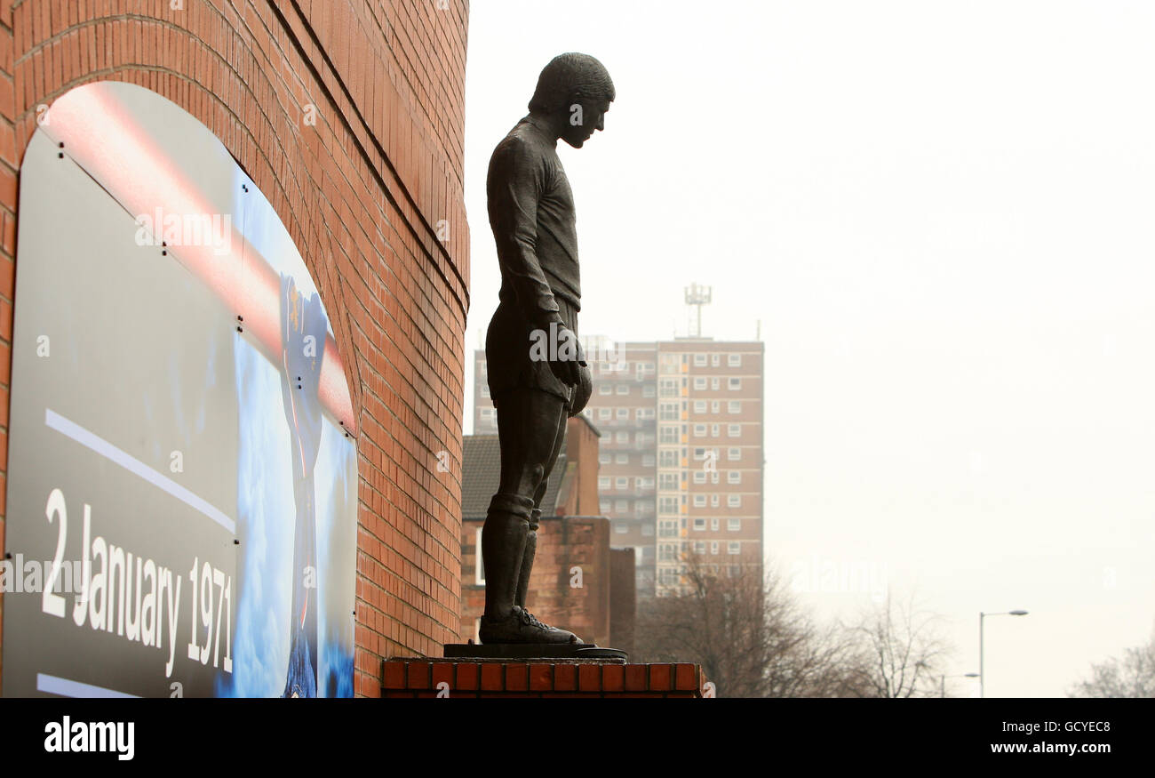 John Greigs Statue mit Blick auf den Edmiston Drive zu Ehren der 66 Rangers Anhänger, die am 2. Januar 1971 im Ibrox Stadium, Glasgow, an den Ausstiegsstufen zwischen Copland und North Enclosure starben. Stockfoto