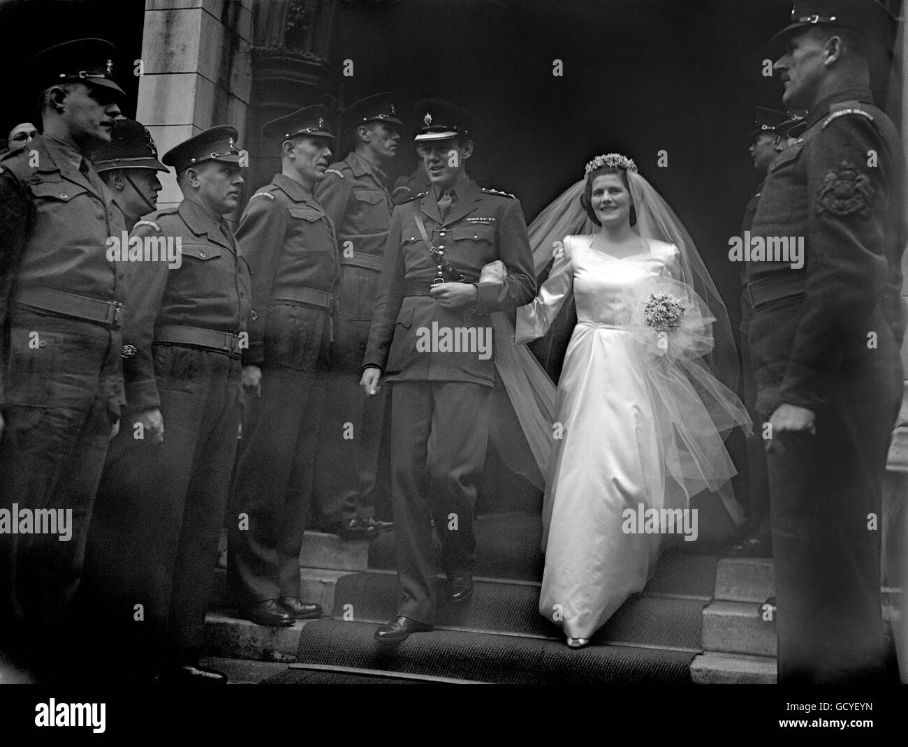 Mary Churchill, jüngste Tochter von Winston Churchill, nach ihrer Hochzeit mit Kapitän Christopher Soames in der St. Margaret's Church, Westminster, flankiert von einer Ehrenwache der Coldstream Guards. Stockfoto