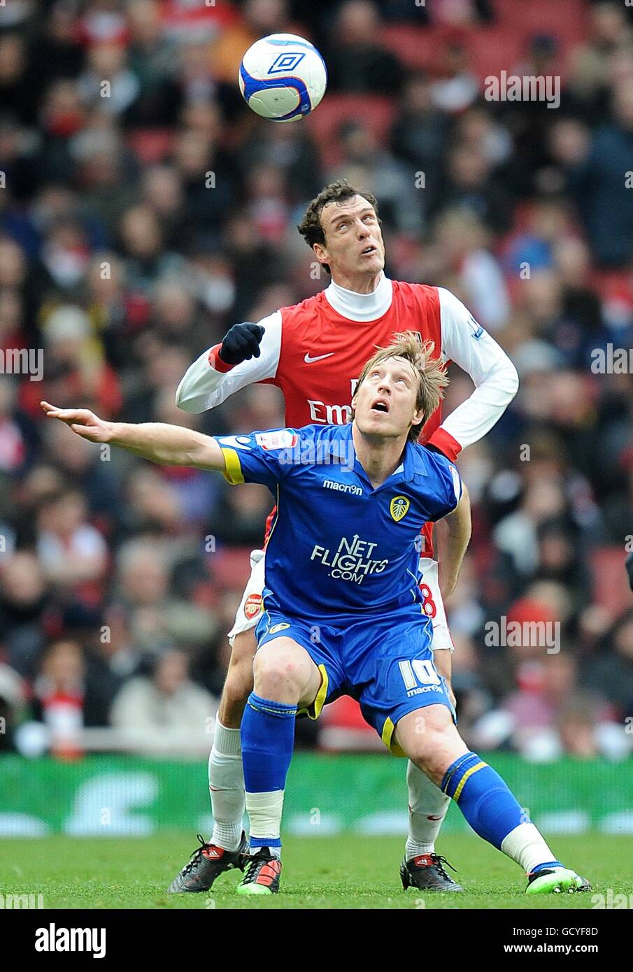 Fußball - FA Cup - Dritte Runde - Arsenal gegen Leeds Vereinigte Staaten - Emirates Stadium. Sebastien Squillaci von Arsenal (hinten) und Luciano Becchio von Leeds United (vorne) kämpfen um den Ball Stockfoto