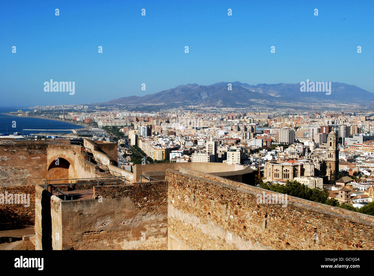 Gibralfaro Burgmauern mit Blick über die Stadt und die Küste, Malaga, Provinz Malaga, Andalusien, Spanien, West-Europa. Stockfoto