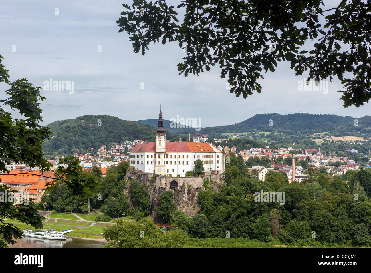 Decin Tschechische Republik Nordböhmische Landschaft Decin Schloss auf einem Felsen über der Elbe Stockfoto