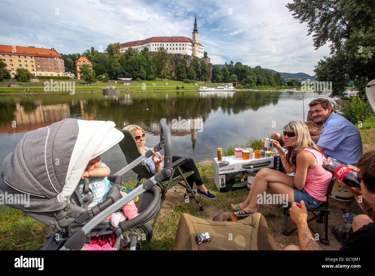 Menschen, Picknick am Ufer der Elbe Tschechische Republik Schloss Decin oberhalb des Flusses Stockfoto