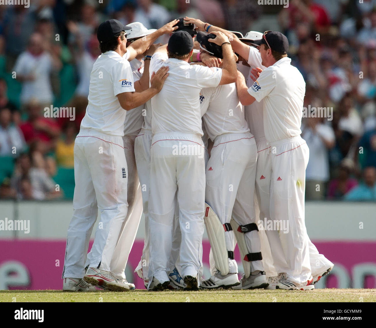 England feiert, nachdem Tim Bresnan den Australier Michael Hussey beim fünften Ashes Test auf dem Sydney Cricket Ground, Sydney, Australien, abweist. Stockfoto