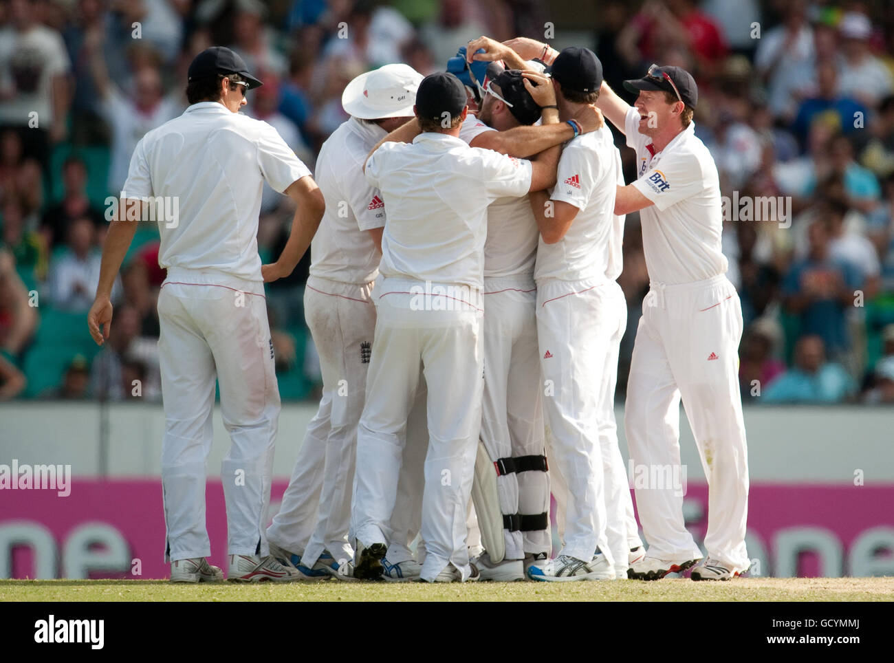 England feiert, nachdem Tim Bresnan den Australier Michael Hussey beim fünften Ashes Test auf dem Sydney Cricket Ground, Sydney, Australien, abweist. Stockfoto